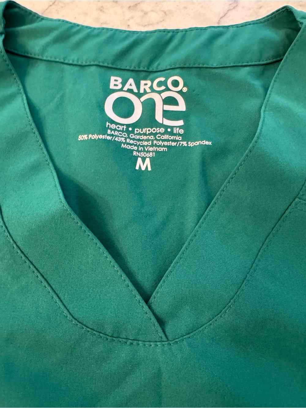 Barco Uniforms Womens Medium Vneck Kelly Green Scrub Top.  NWOT